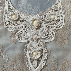 ❤️STUDIO Y Beige Lacy Crochet Trim Tank Top Size M EUC (purchased at Maurice's)